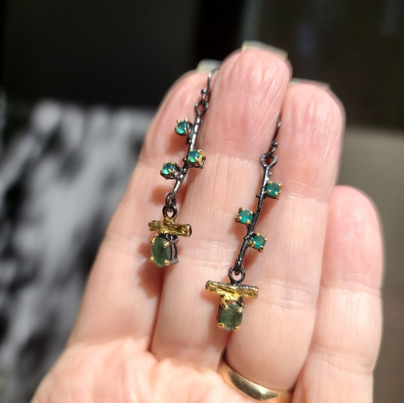 Emerald & Green Onyx sterling rhodium & gold earrings - Picture 5 of 6